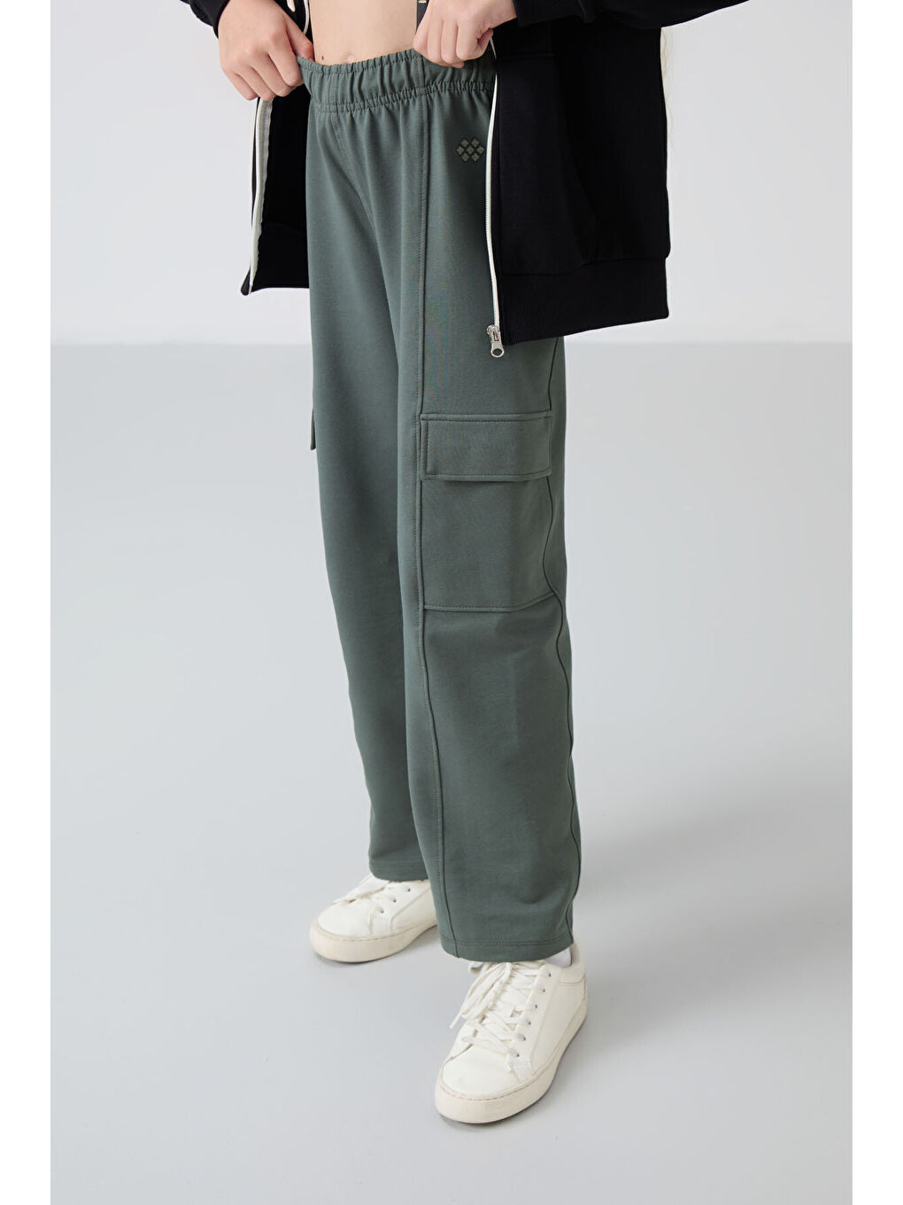 Haki Kargo Cepli Ön Dikiş Detaylı Geniş Paça Kız Çocuk Eşofman Altı - 75143-3