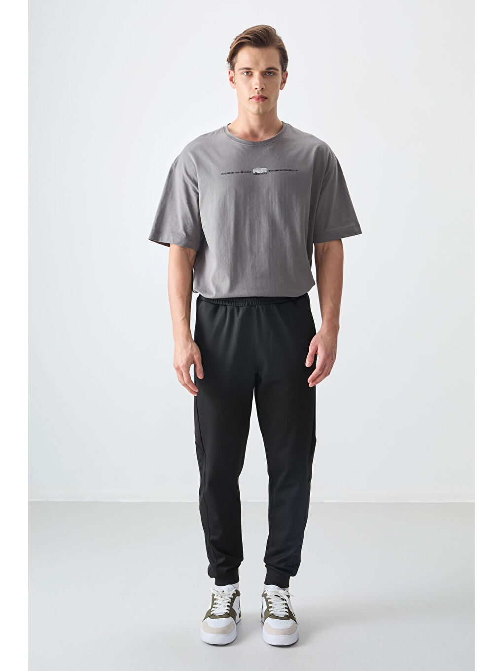 Siyah Yüzeyi Dokulu Standart Fit Nakışlı  Eşofman Alt - 82126