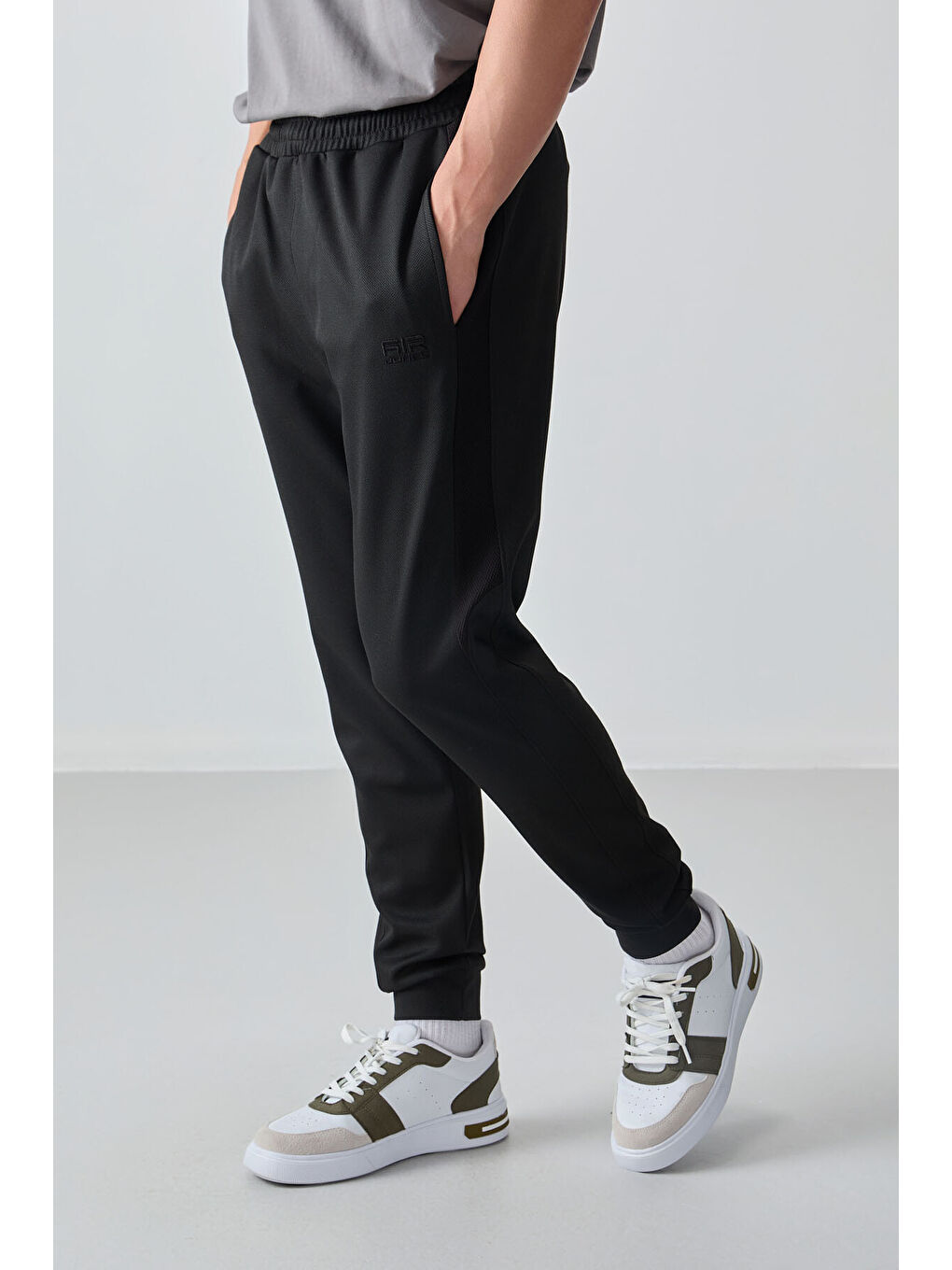 Siyah Yüzeyi Dokulu Standart Fit Nakışlı  Eşofman Alt - 82126-1