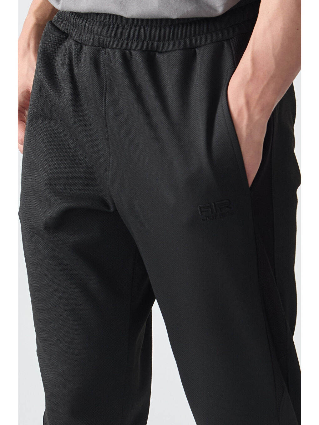 Siyah Yüzeyi Dokulu Standart Fit Nakışlı  Eşofman Alt - 82126-2