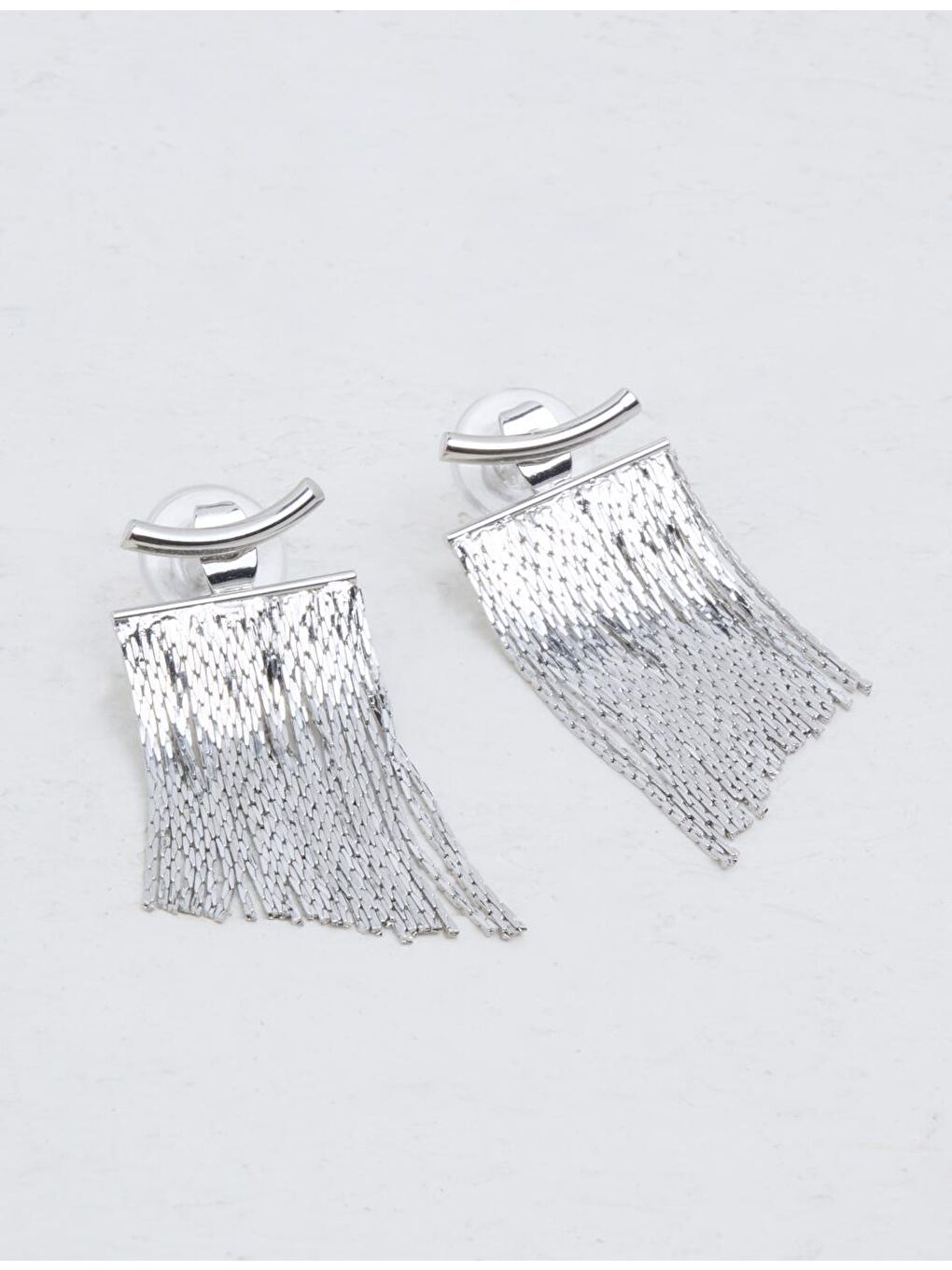 Gri Gümüş Püskül Detaylı Parlak Küpe