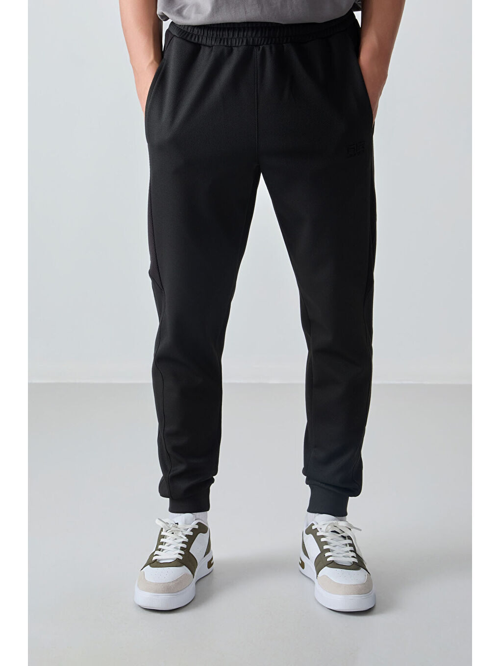 Siyah Yüzeyi Dokulu Standart Fit Nakışlı  Eşofman Alt - 82126-3