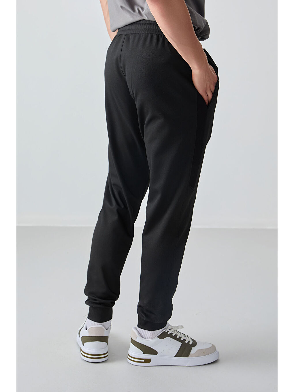 Siyah Yüzeyi Dokulu Standart Fit Nakışlı  Eşofman Alt - 82126-4