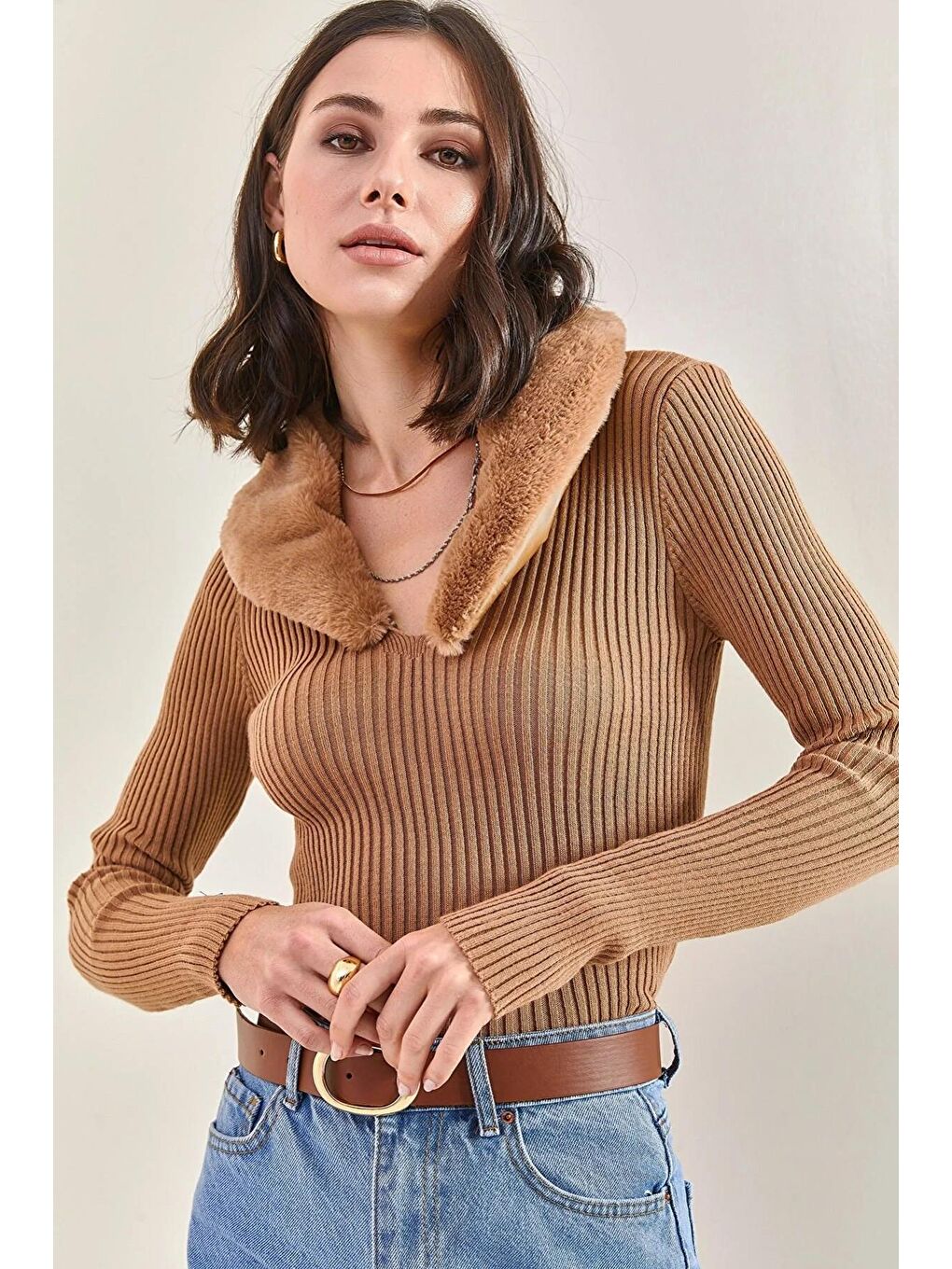 Kahverengi Kadın Yakası Kürklü Triko Kazak