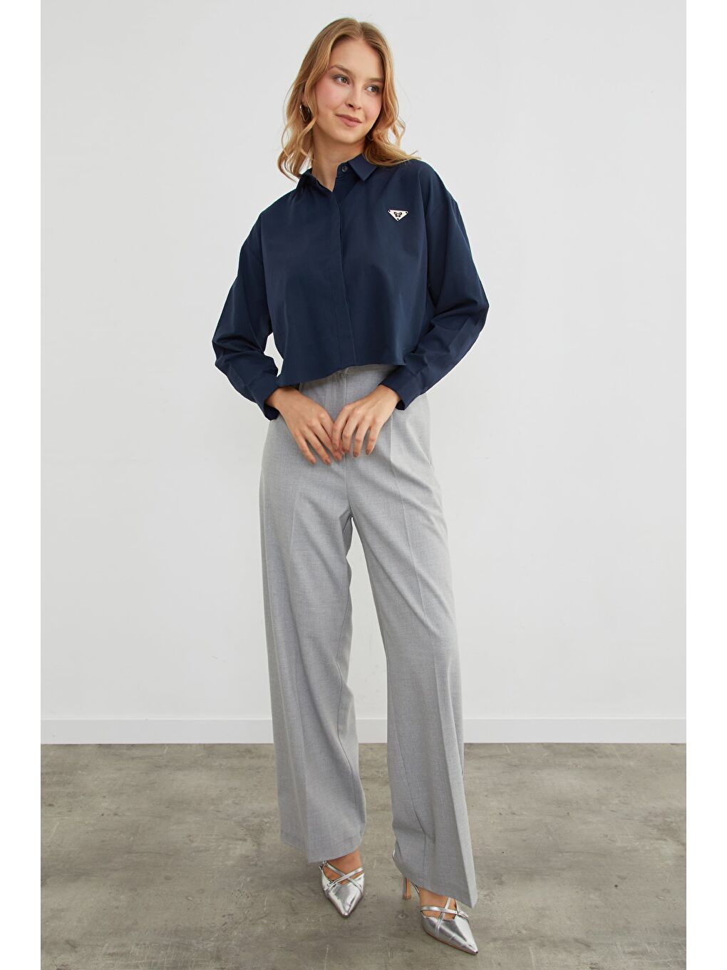 Lacivert Kelebek Aksesuarlı Crop Gömlek-2