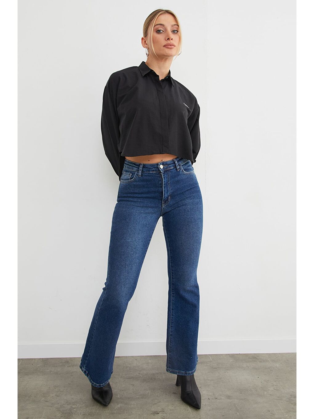 Siyah Kelebek Aksesuarlı Crop Gömlek-2