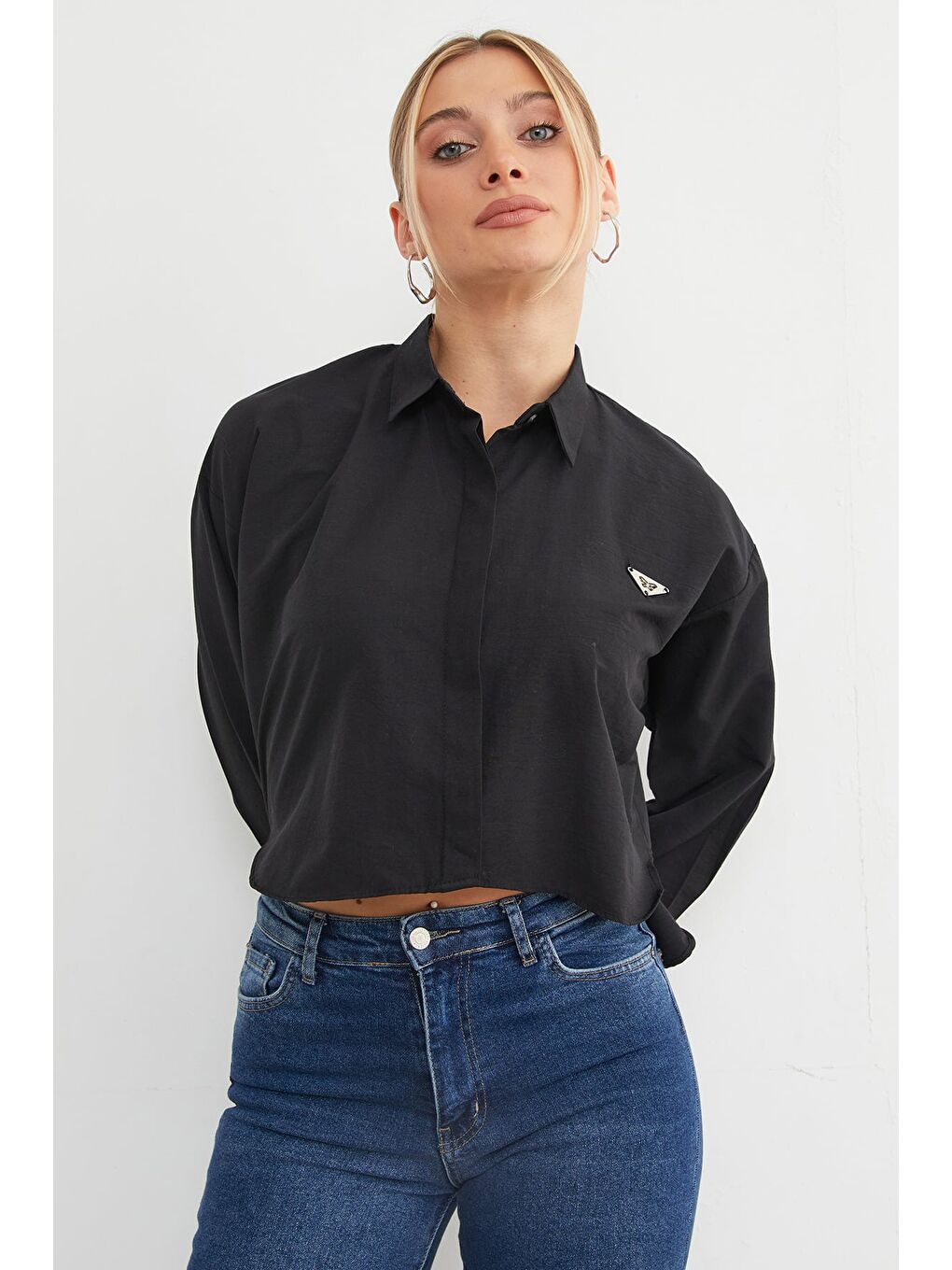 Siyah Kelebek Aksesuarlı Crop Gömlek-4