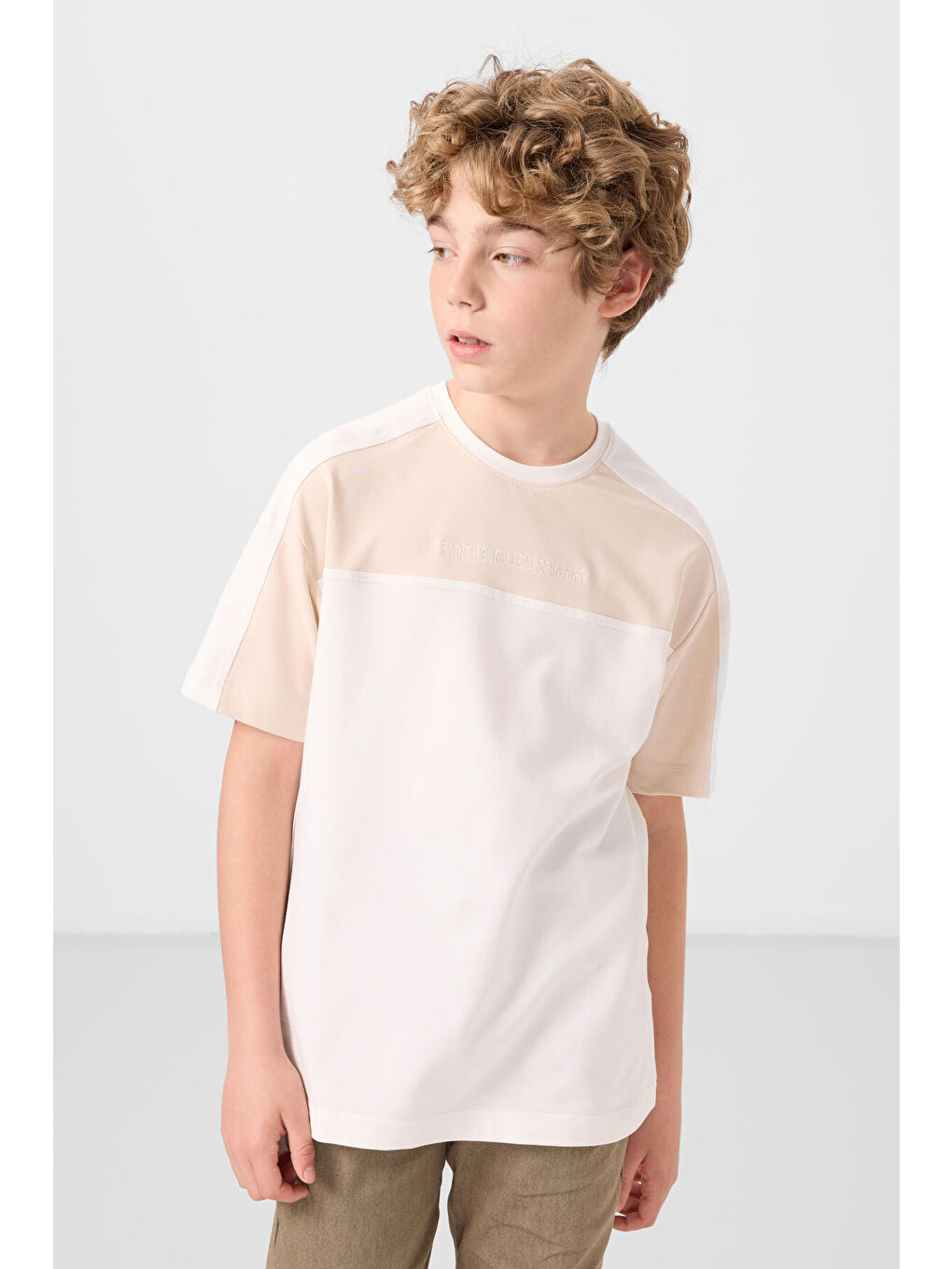Ekru Pamuklu Yumuşak Dokulu Oversize Fit Nakışlı Erkek Çocuk T-Shirt - 11290