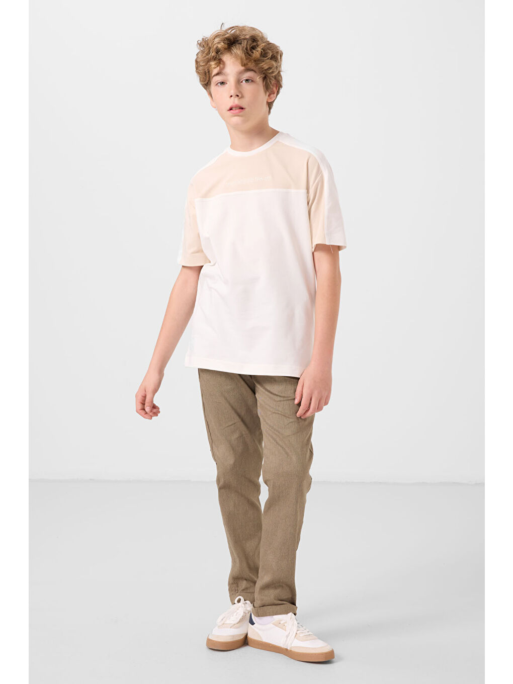 Ekru Pamuklu Yumuşak Dokulu Oversize Fit Nakışlı Erkek Çocuk T-Shirt - 11290-1