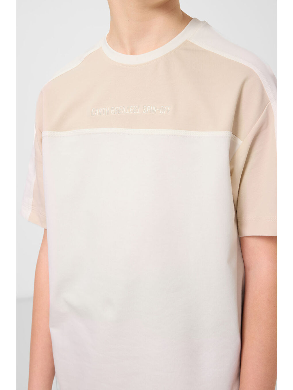 Ekru Pamuklu Yumuşak Dokulu Oversize Fit Nakışlı Erkek Çocuk T-Shirt - 11290-3