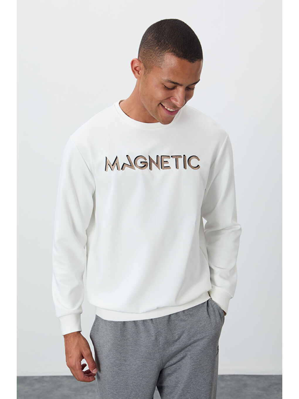 Ekru Yazı Nakışlı Bisiklet Yaka Rahat Form Erkek Sweatshirt - 88020-1