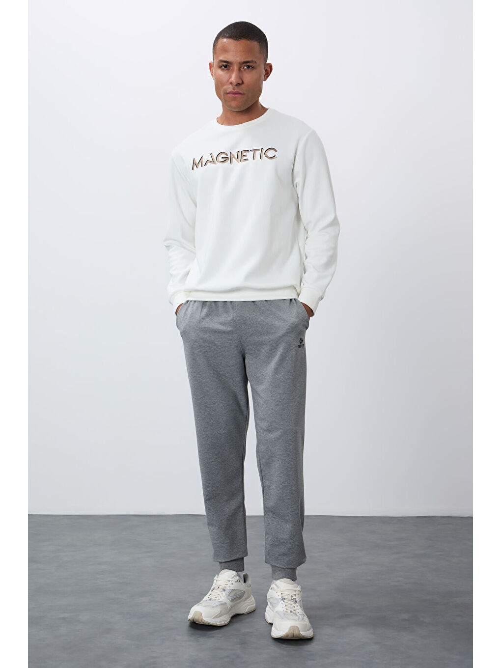 Ekru Yazı Nakışlı Bisiklet Yaka Rahat Form Erkek Sweatshirt - 88020-3