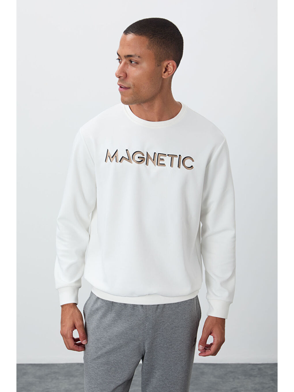 Ekru Yazı Nakışlı Bisiklet Yaka Rahat Form Erkek Sweatshirt - 88020-4