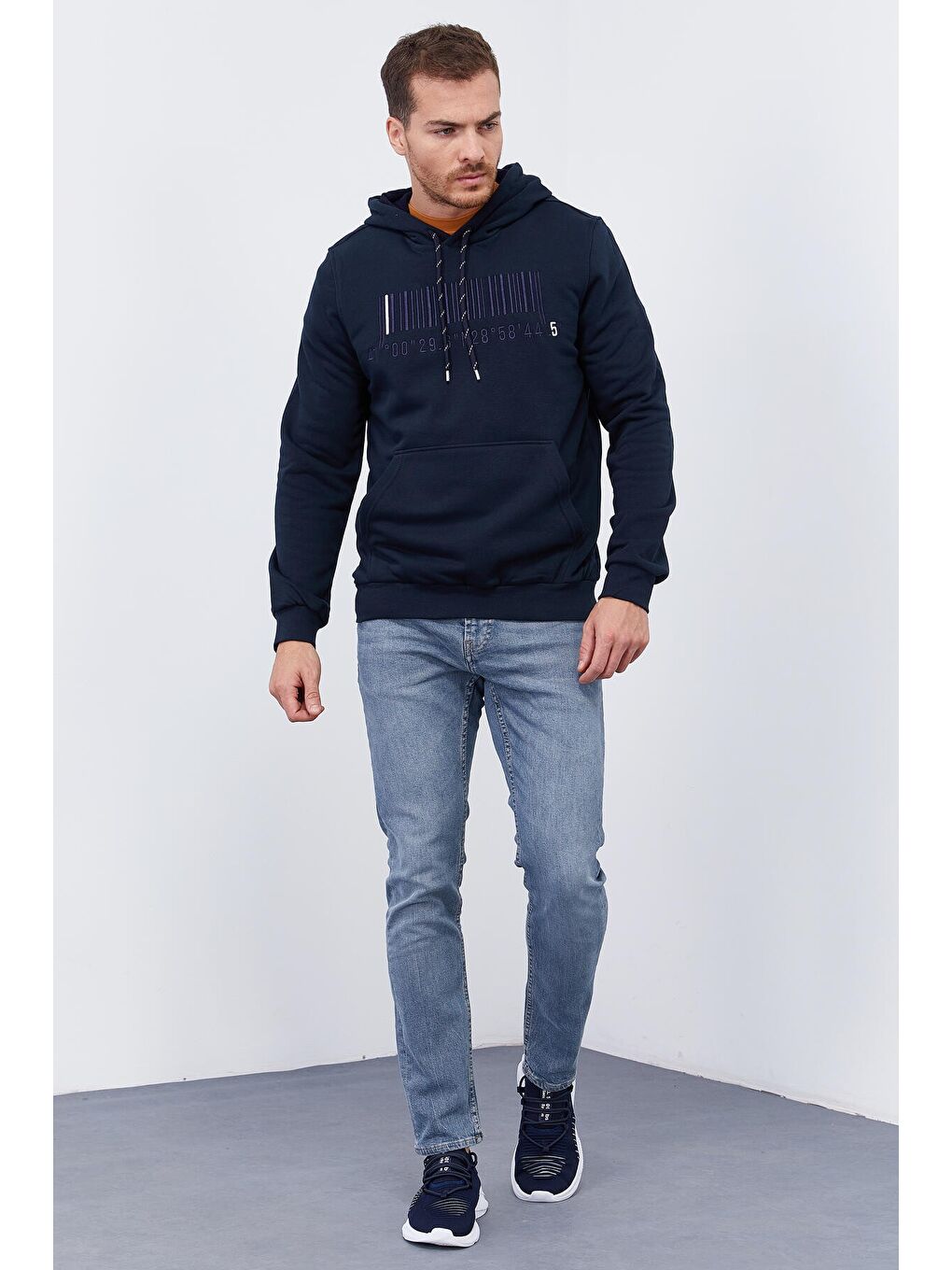 Lacivert Nakışlı Kanguru Cep Standart Kalıp Kapüşonlu  Erkek Hoodie - 87839-1