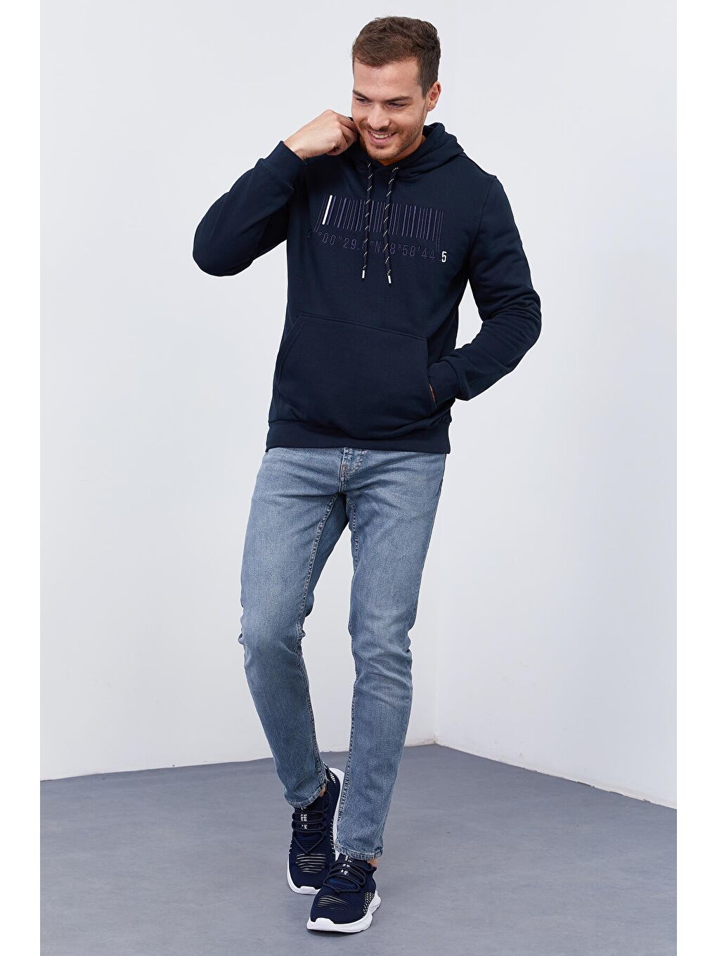 Lacivert Nakışlı Kanguru Cep Standart Kalıp Kapüşonlu  Erkek Hoodie - 87839-3