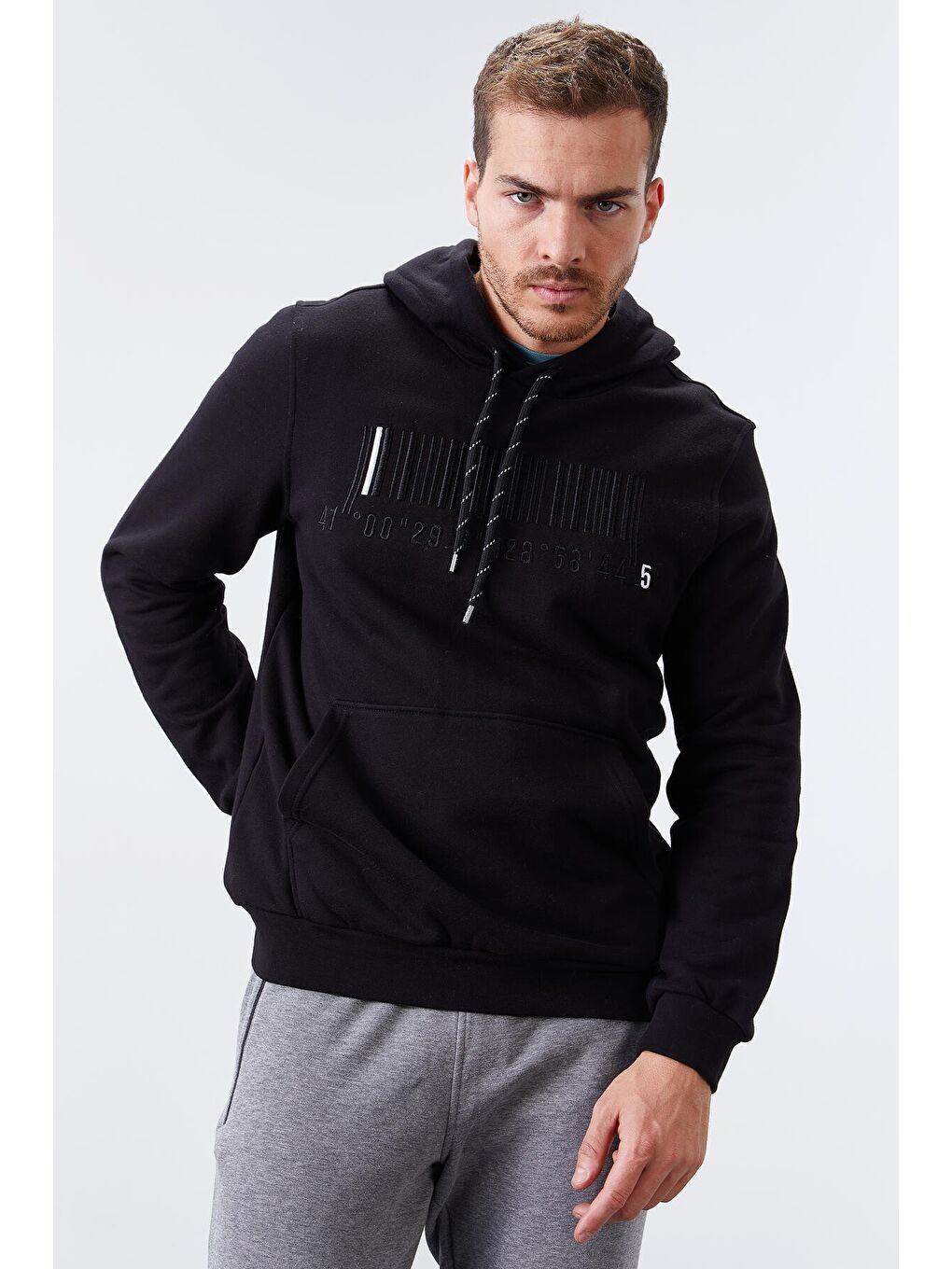 Siyah Nakışlı Kanguru Cep Standart Kalıp Kapüşonlu  Erkek Hoodie - 87839-2