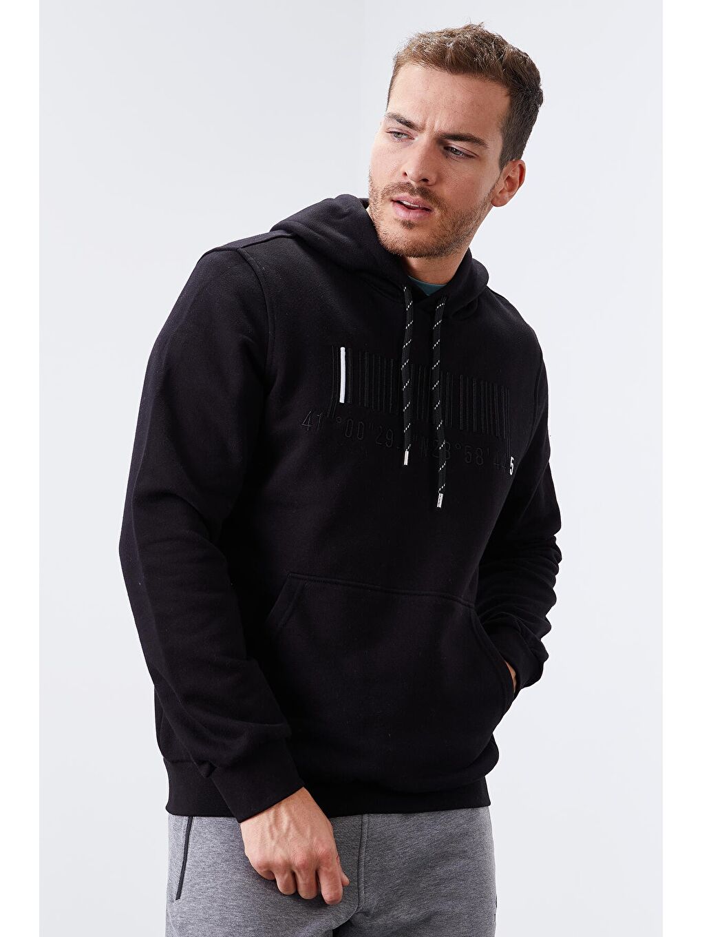 Siyah Nakışlı Kanguru Cep Standart Kalıp Kapüşonlu  Erkek Hoodie - 87839-4