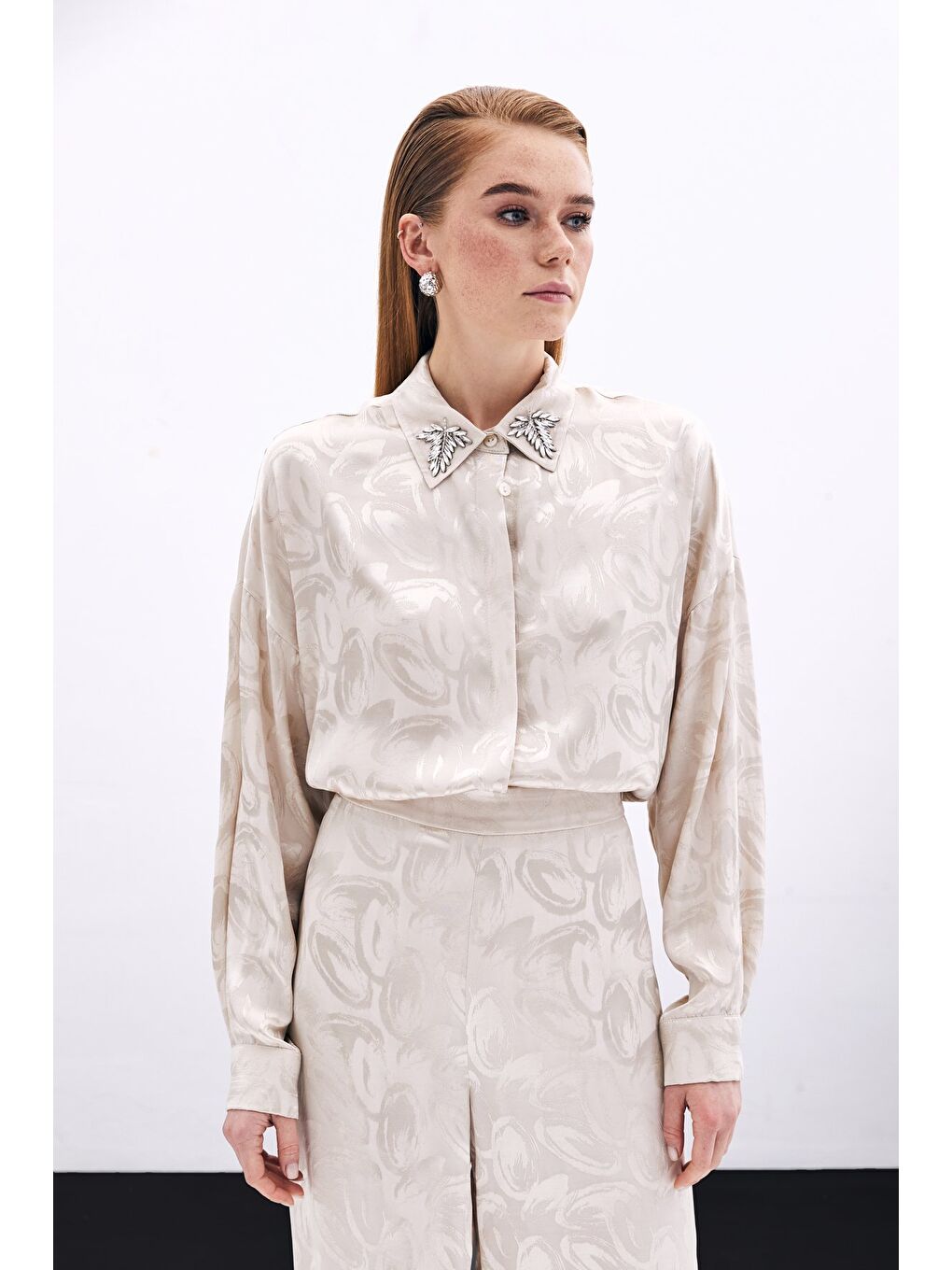 Yaka Aksesuarlı Desenli Gömlek - Bej-1