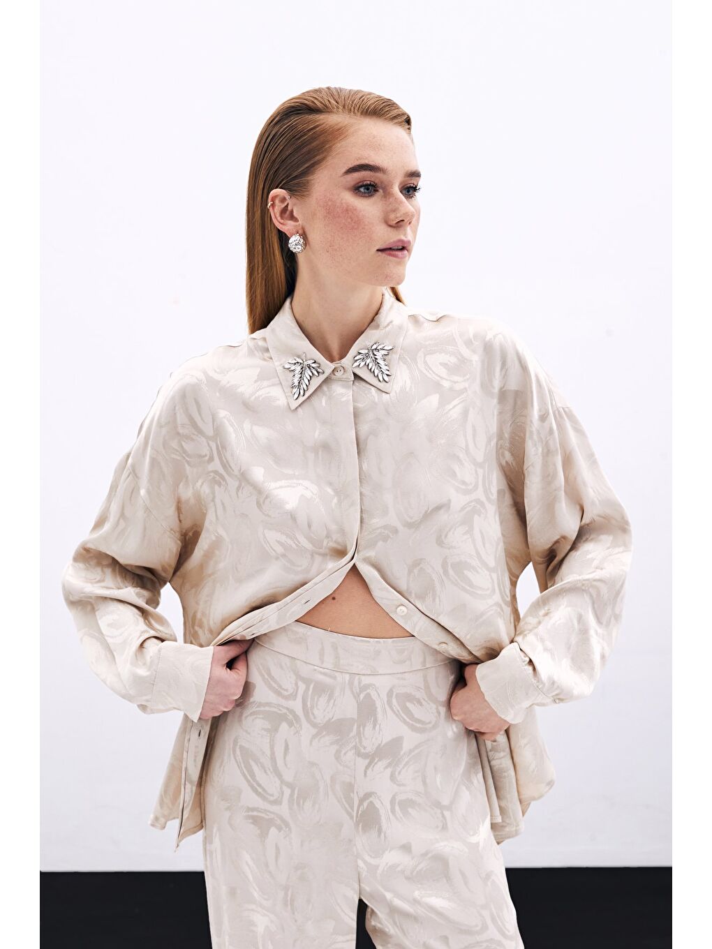 Yaka Aksesuarlı Desenli Gömlek - Bej-2