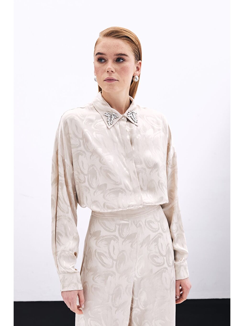 Yaka Aksesuarlı Desenli Gömlek - Bej-3