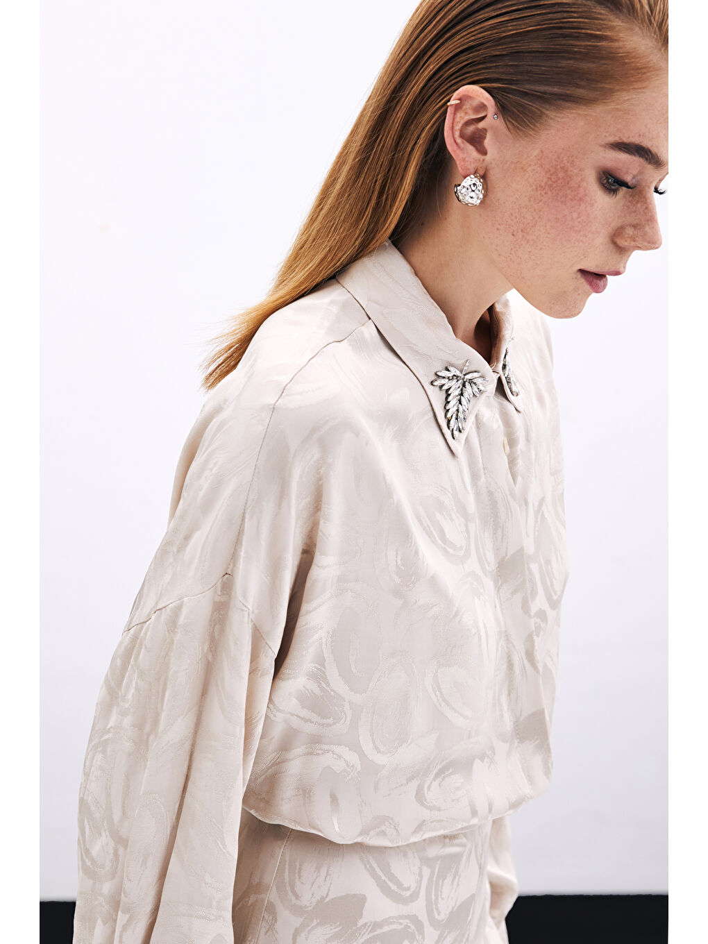 Yaka Aksesuarlı Desenli Gömlek - Bej-4