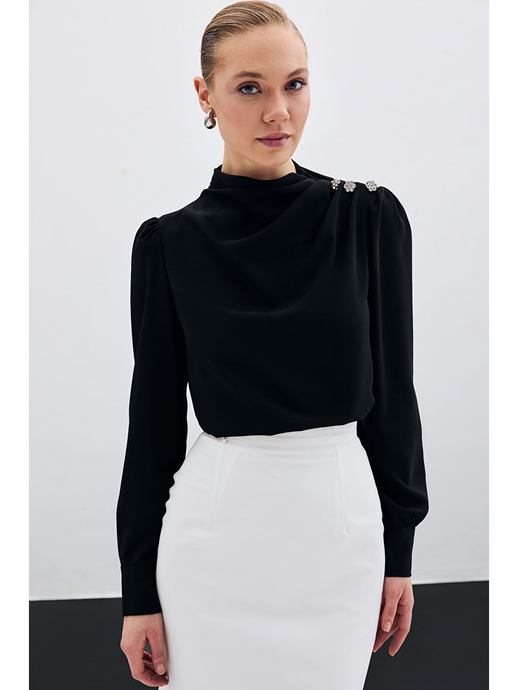 Düğmeleri Taş Detaylı Bluz - Siyah-1