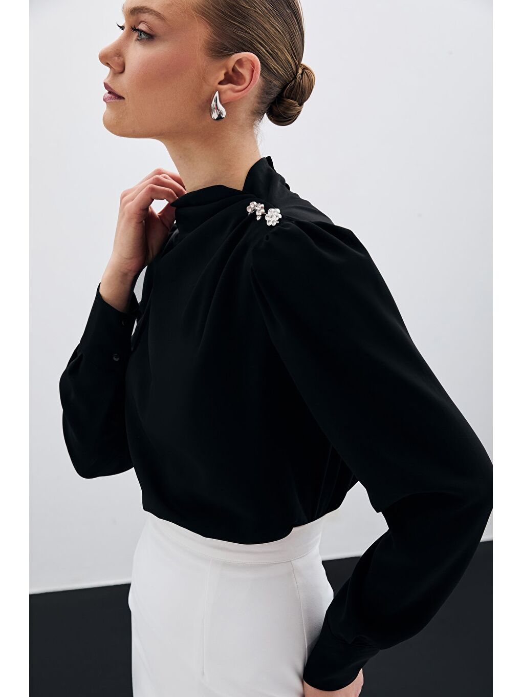 Düğmeleri Taş Detaylı Bluz - Siyah-2