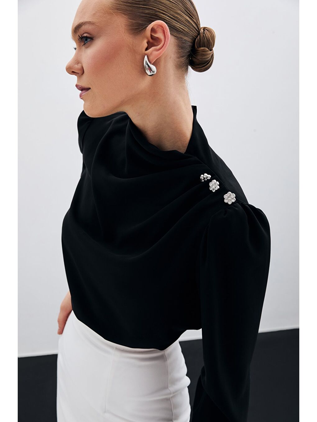 Düğmeleri Taş Detaylı Bluz - Siyah-3