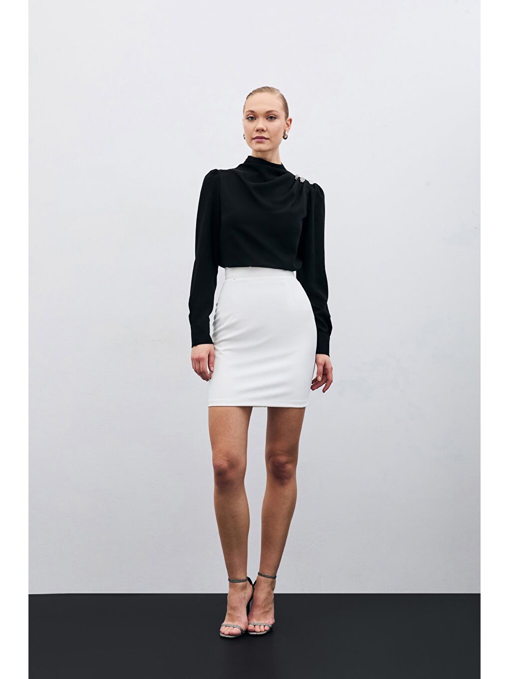 Düğmeleri Taş Detaylı Bluz - Siyah-4