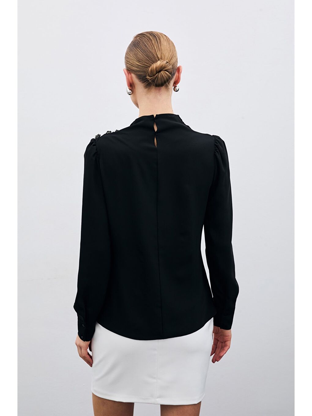 Düğmeleri Taş Detaylı Bluz - Siyah-5