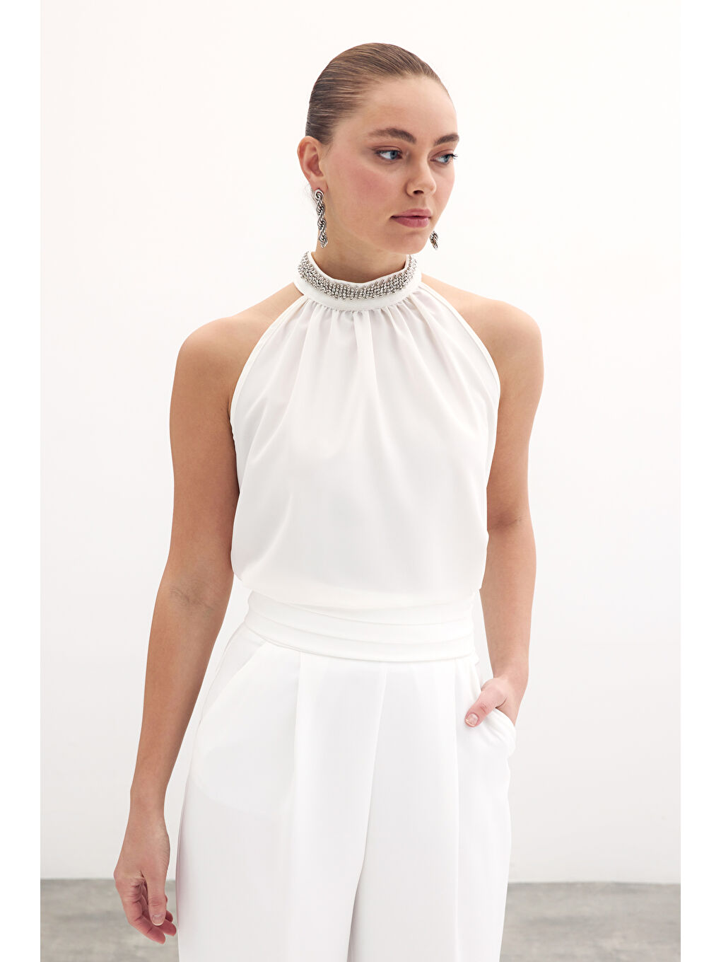 Yaka Aksesuarlı Kolsuz Bluz - Ekru-1