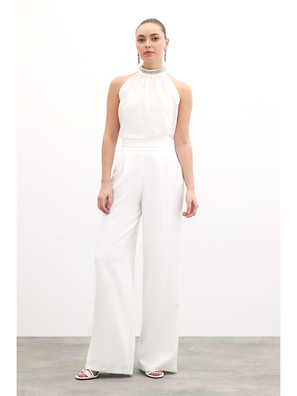 Yaka Aksesuarlı Kolsuz Bluz - Ekru-2