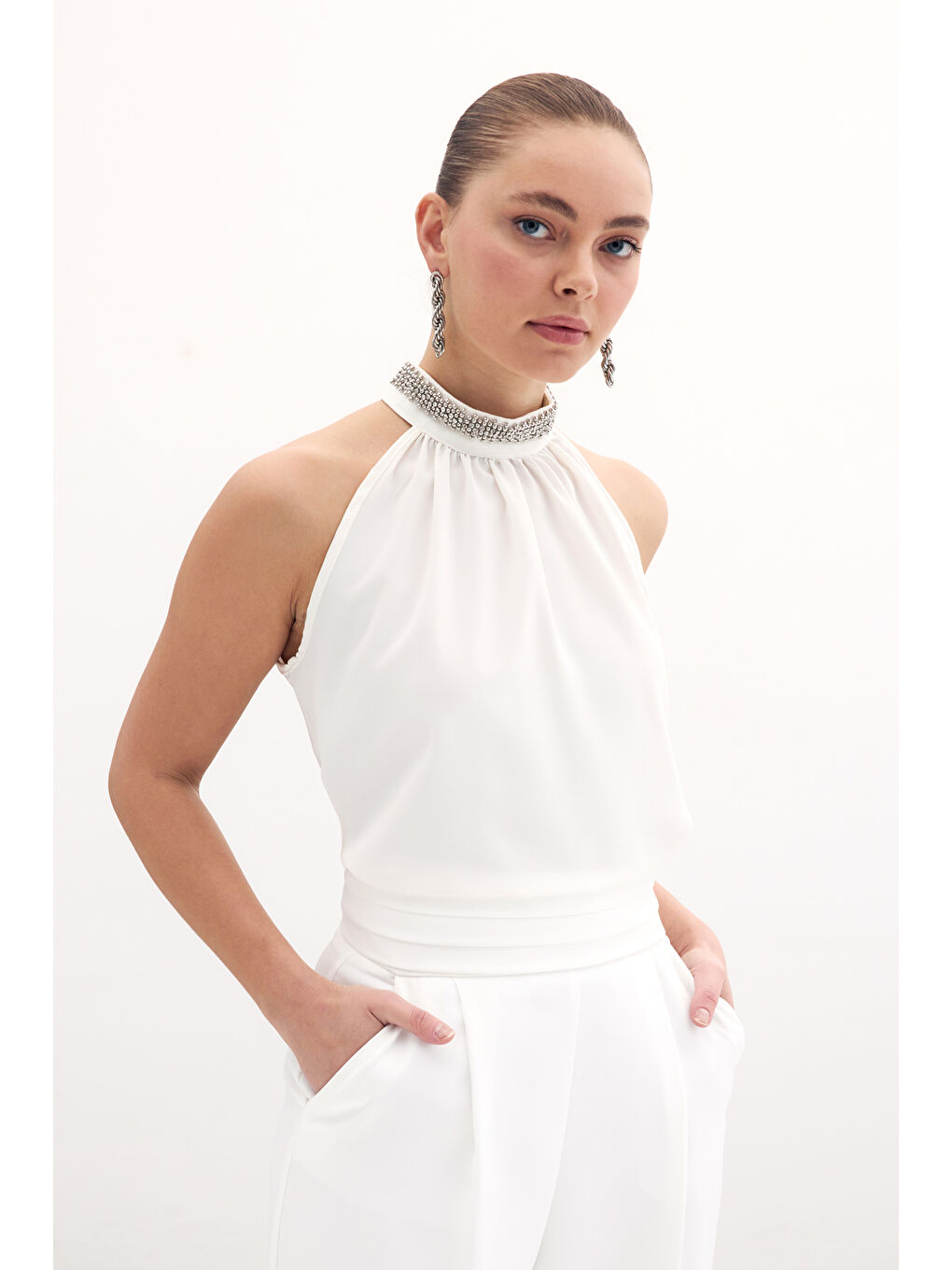 Yaka Aksesuarlı Kolsuz Bluz - Ekru-3