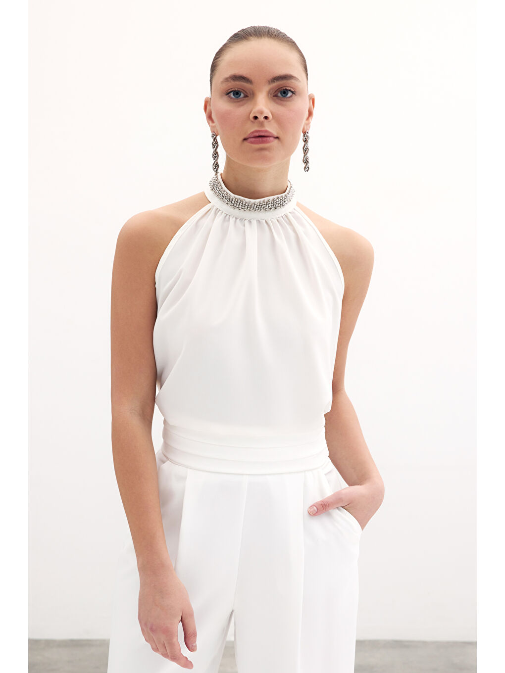 Yaka Aksesuarlı Kolsuz Bluz - Ekru-4