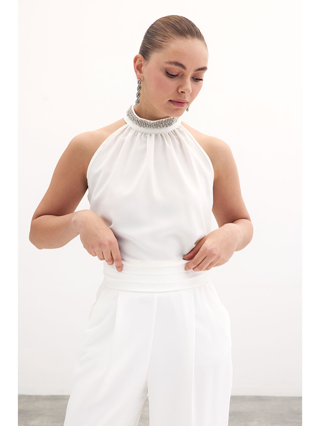 Yaka Aksesuarlı Kolsuz Bluz - Ekru-5