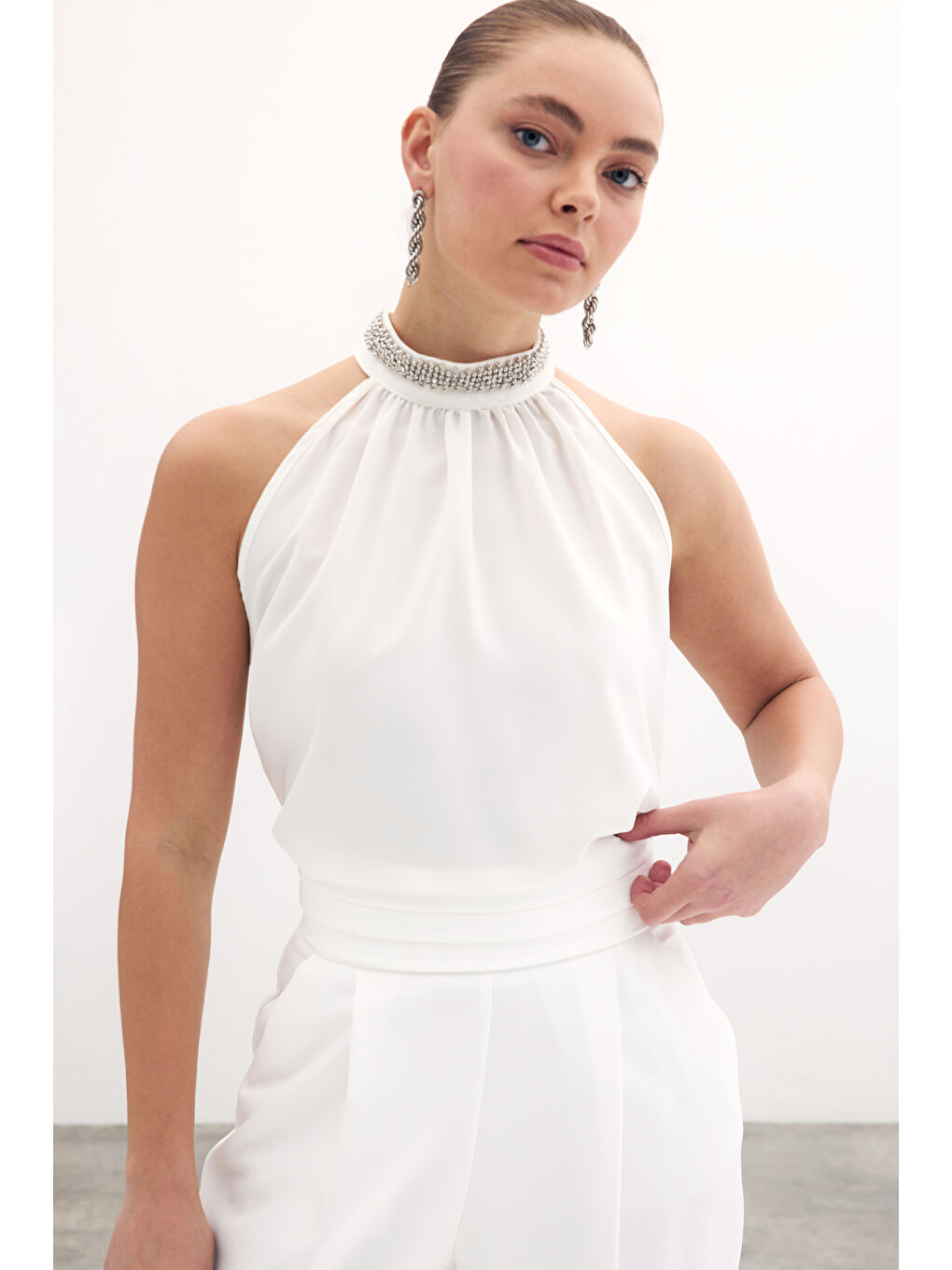 Yaka Aksesuarlı Kolsuz Bluz - Ekru-6