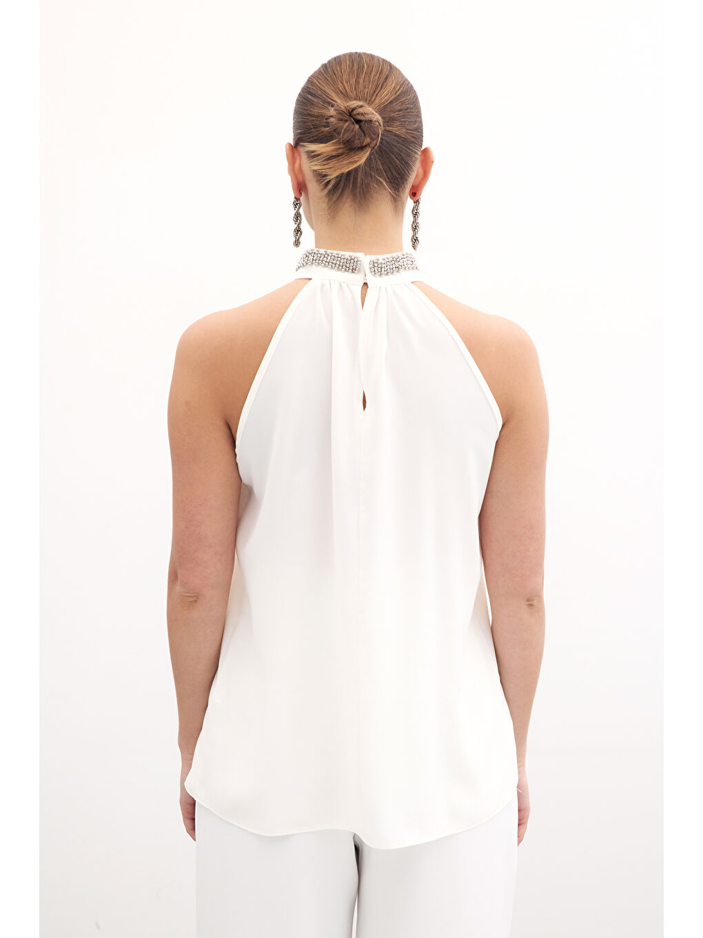 Yaka Aksesuarlı Kolsuz Bluz - Ekru-7