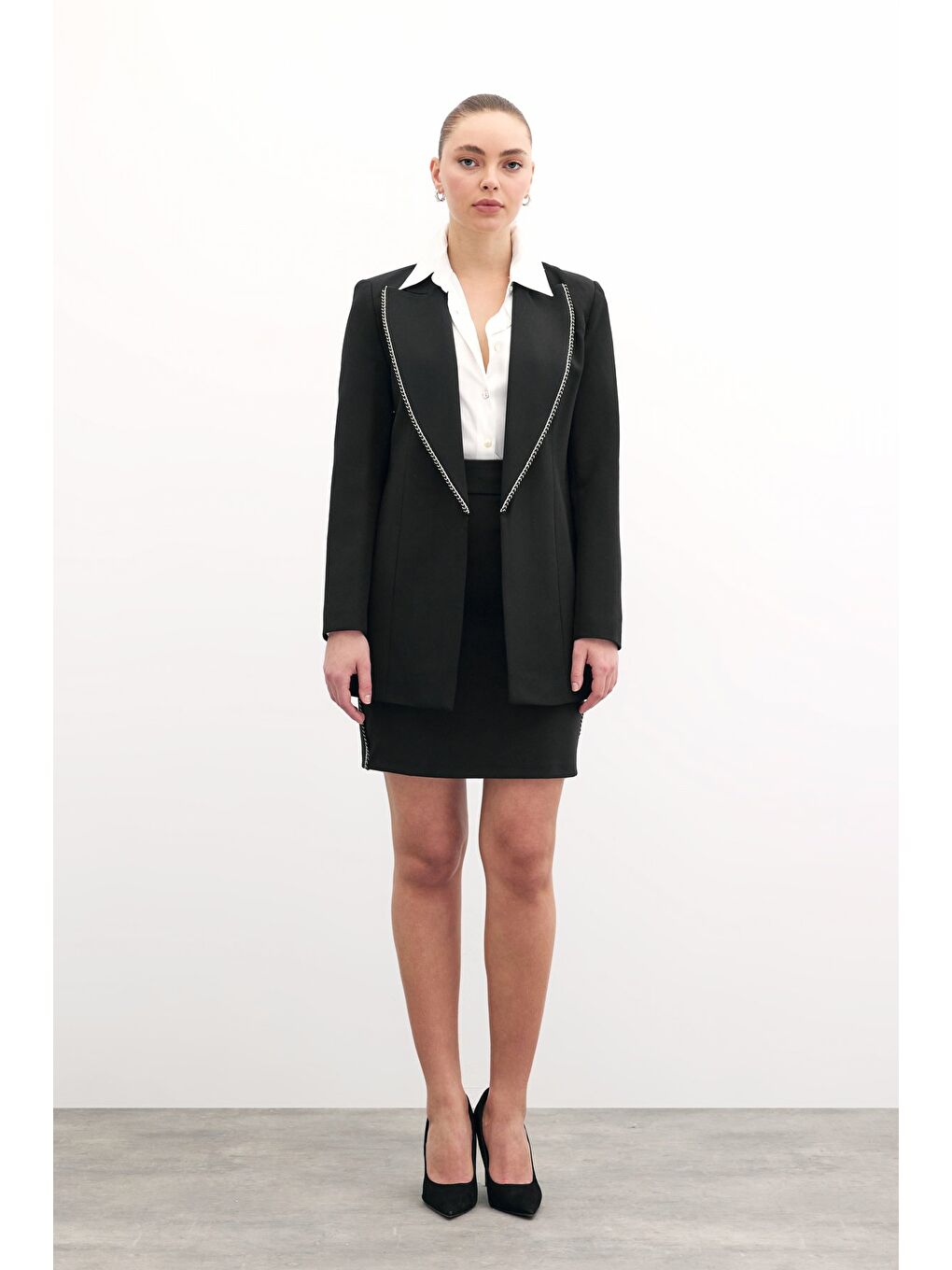 Yaka Parlak Aksesuarlı Uzun Ceket - Siyah-1