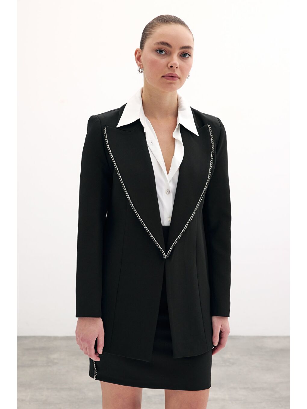 Yaka Parlak Aksesuarlı Uzun Ceket - Siyah-3