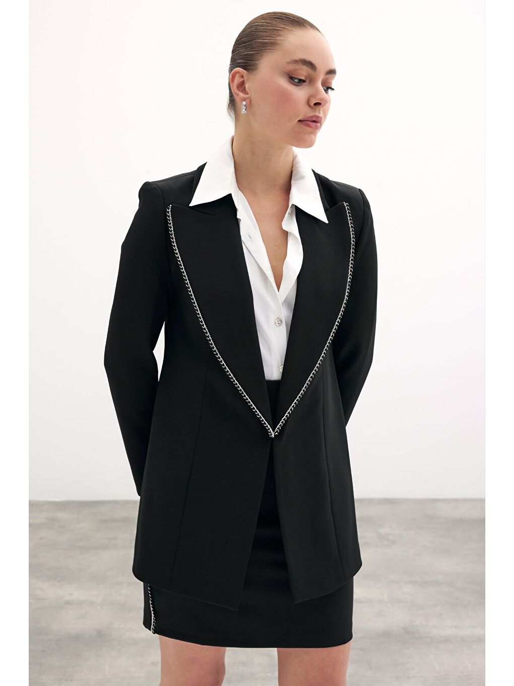Yaka Parlak Aksesuarlı Uzun Ceket - Siyah-4