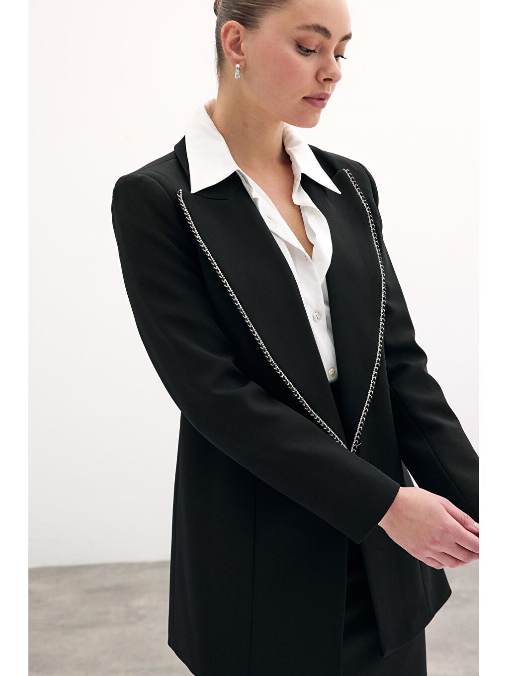 Yaka Parlak Aksesuarlı Uzun Ceket - Siyah-6