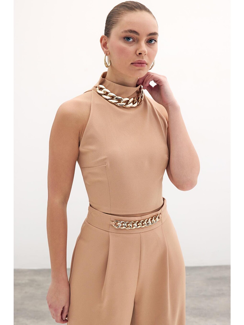 Kahverengi Zincir Aksesuarlı Crop Bluz - Camel