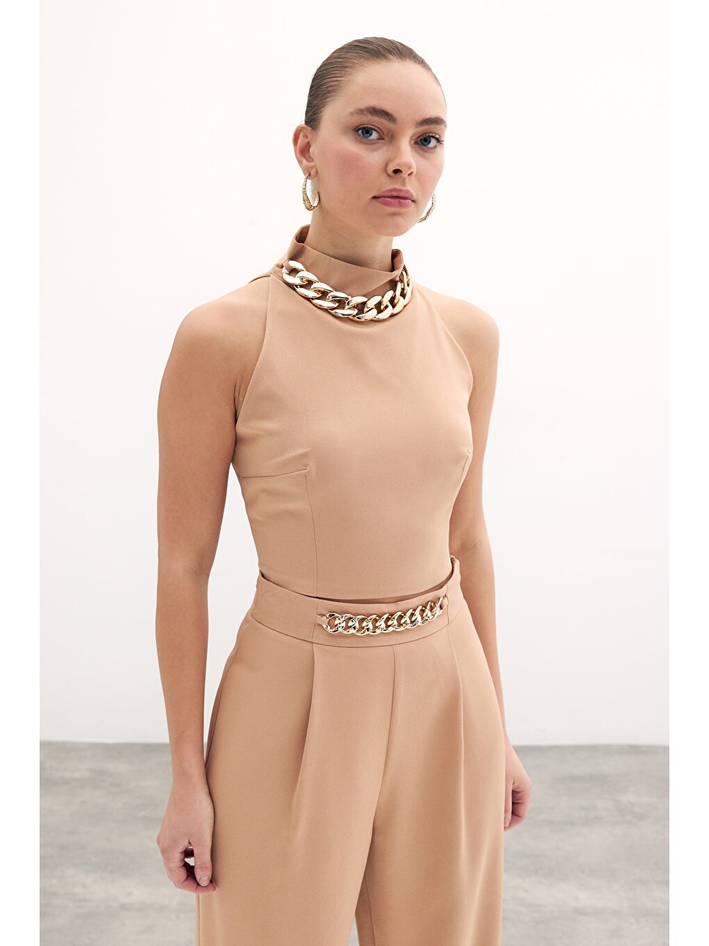 Kahverengi Zincir Aksesuarlı Crop Bluz - Camel-1