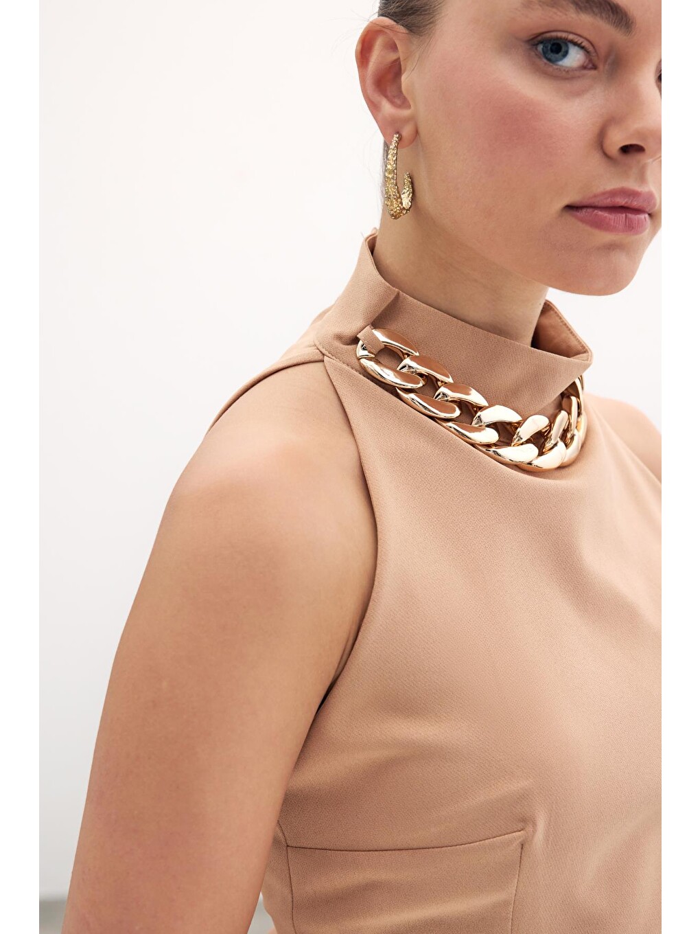 Kahverengi Zincir Aksesuarlı Crop Bluz - Camel-4