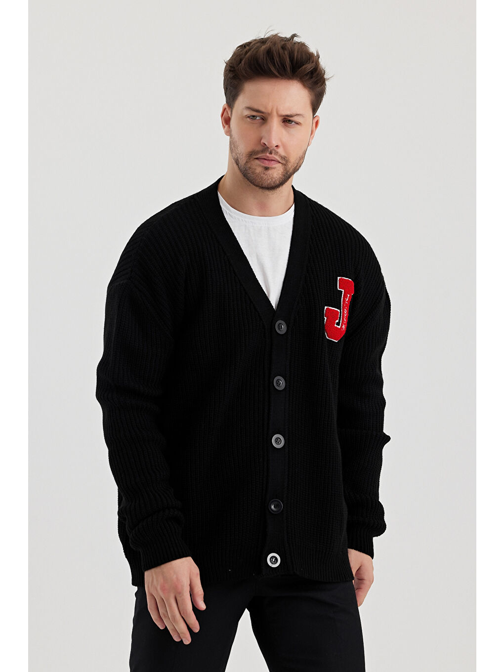 Siyah Erkek V yaka Düğmeli Yazı Detaylı Hırka