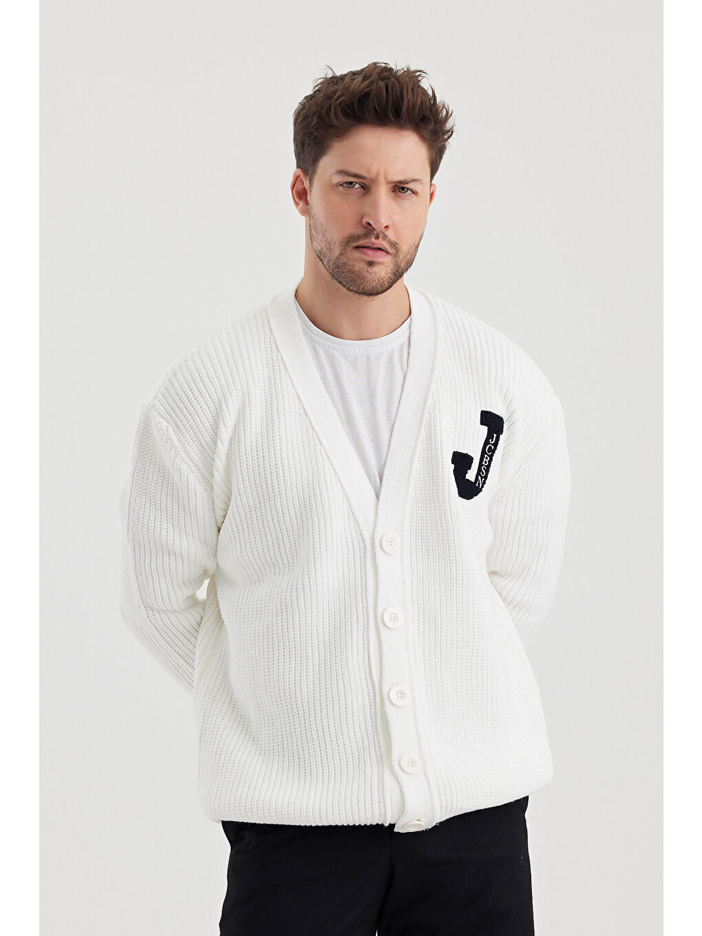 Beyaz Erkek V yaka Düğmeli Yazı Detaylı Hırka