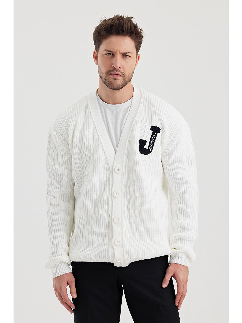 Beyaz Erkek V yaka Düğmeli Yazı Detaylı Hırka-1