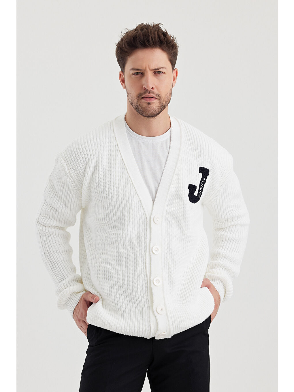 Beyaz Erkek V yaka Düğmeli Yazı Detaylı Hırka-2