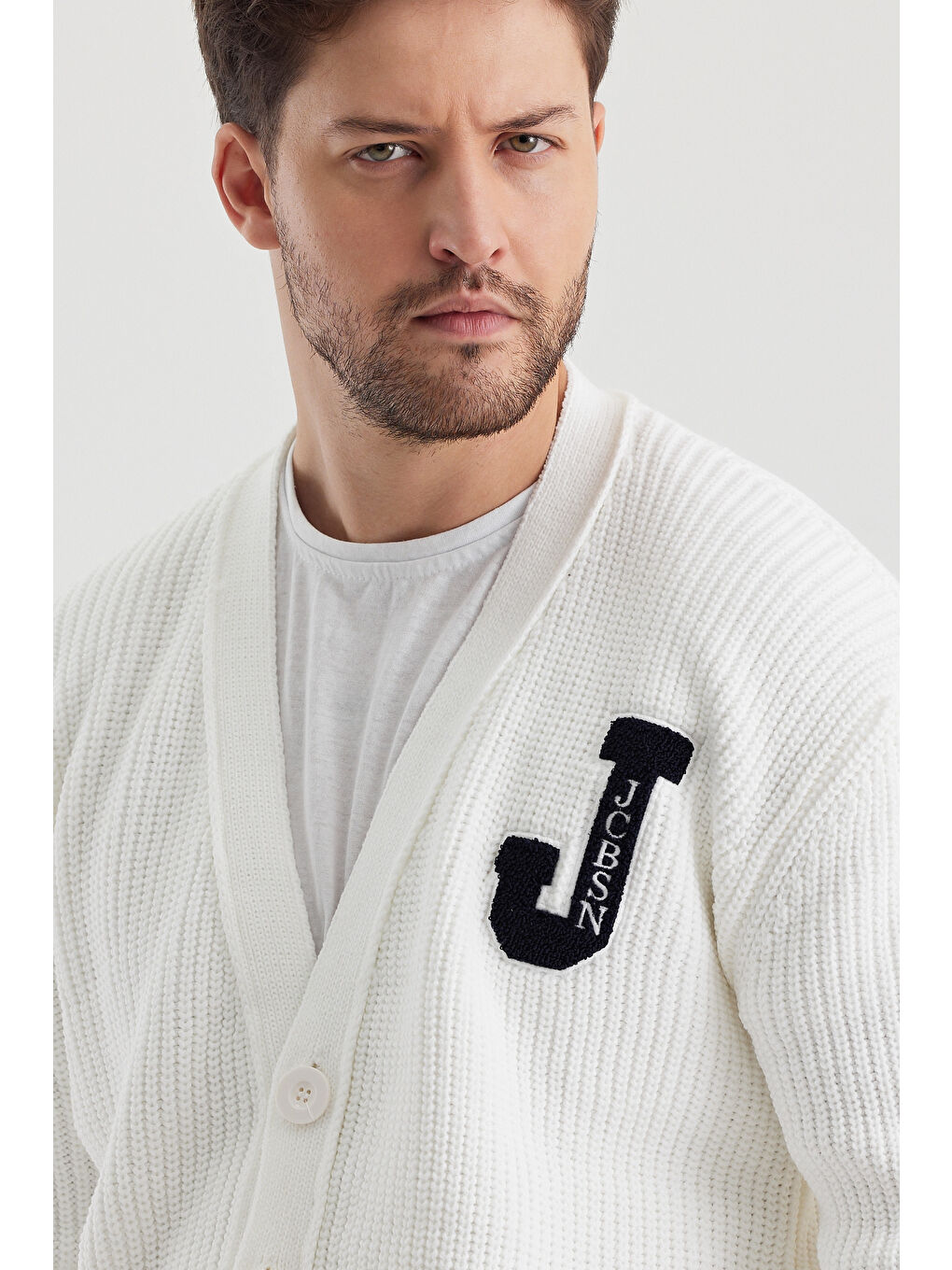 Beyaz Erkek V yaka Düğmeli Yazı Detaylı Hırka-3