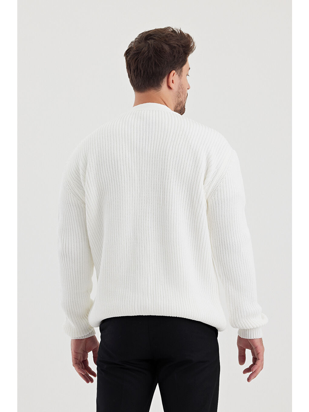 Beyaz Erkek V yaka Düğmeli Yazı Detaylı Hırka-4